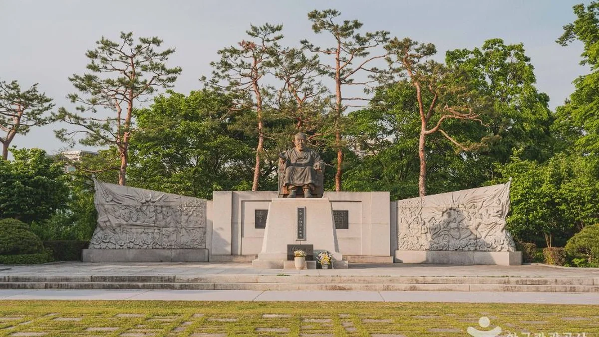 성재 이시영선생 동상