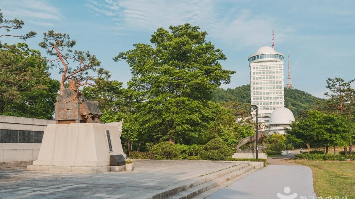 성재 이시영선생 동상