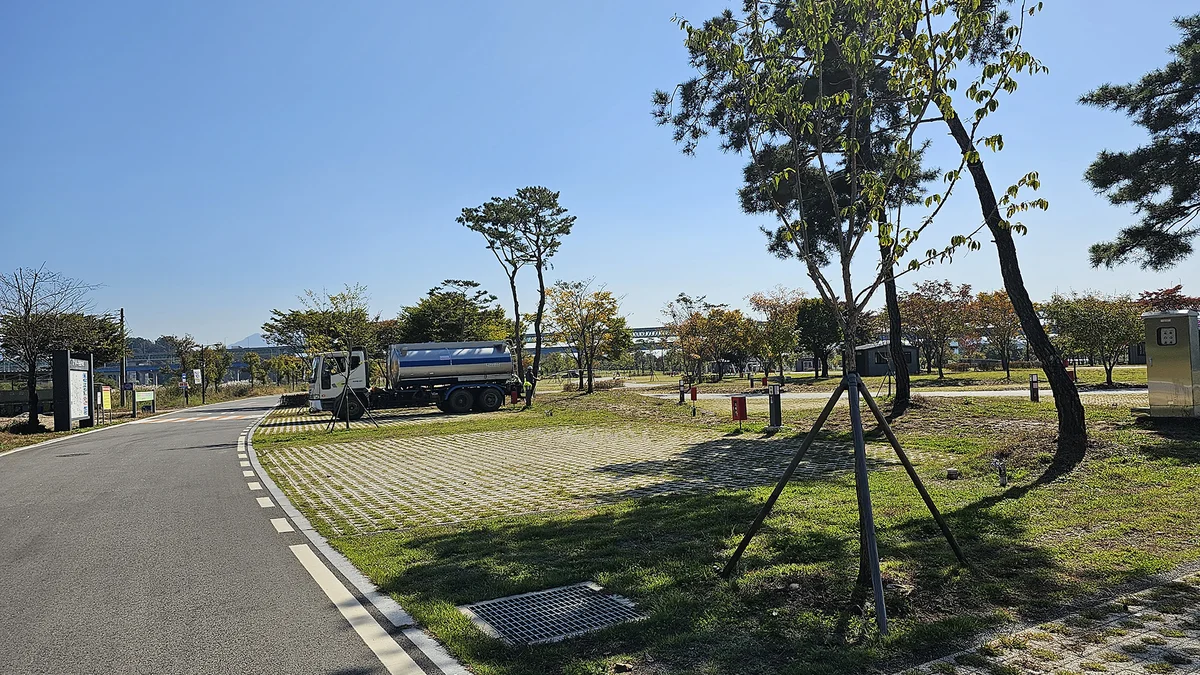 충주 목계솔밭 캠핑장