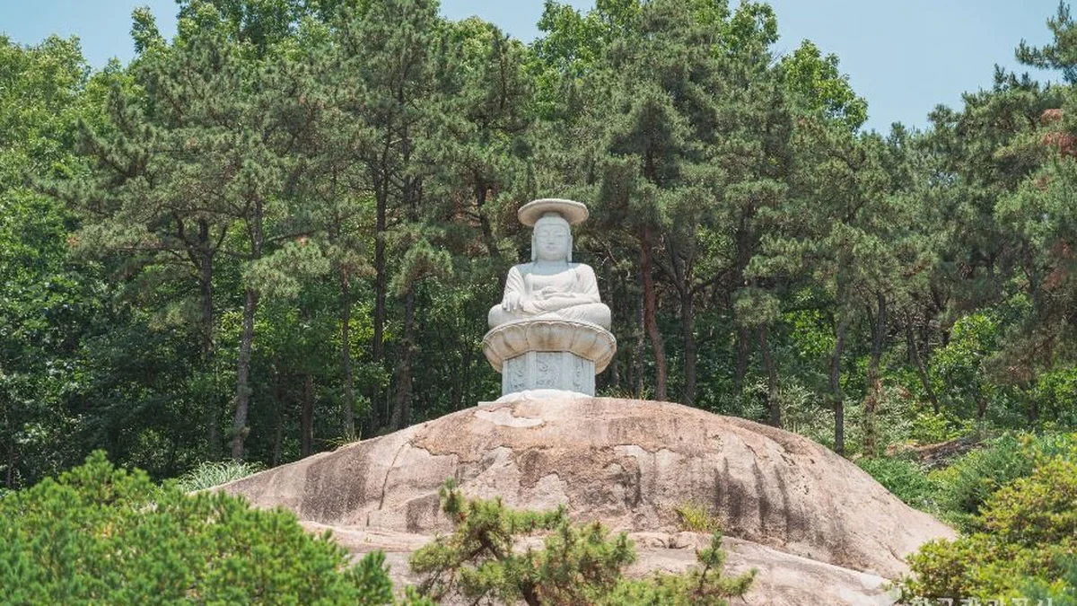 “서울 한복판에 이런 곳이?”… 3,000㎡ 고즈넉한 사찰 명소
