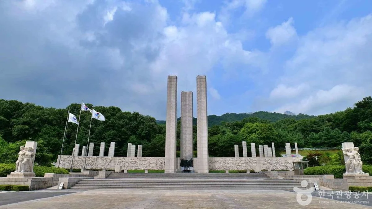 “벚꽃이 만개하는 4월, 여기가 진짜 역사의 숨결!”… 한국관광공사 추천 4·19학생혁명기념탑 명소