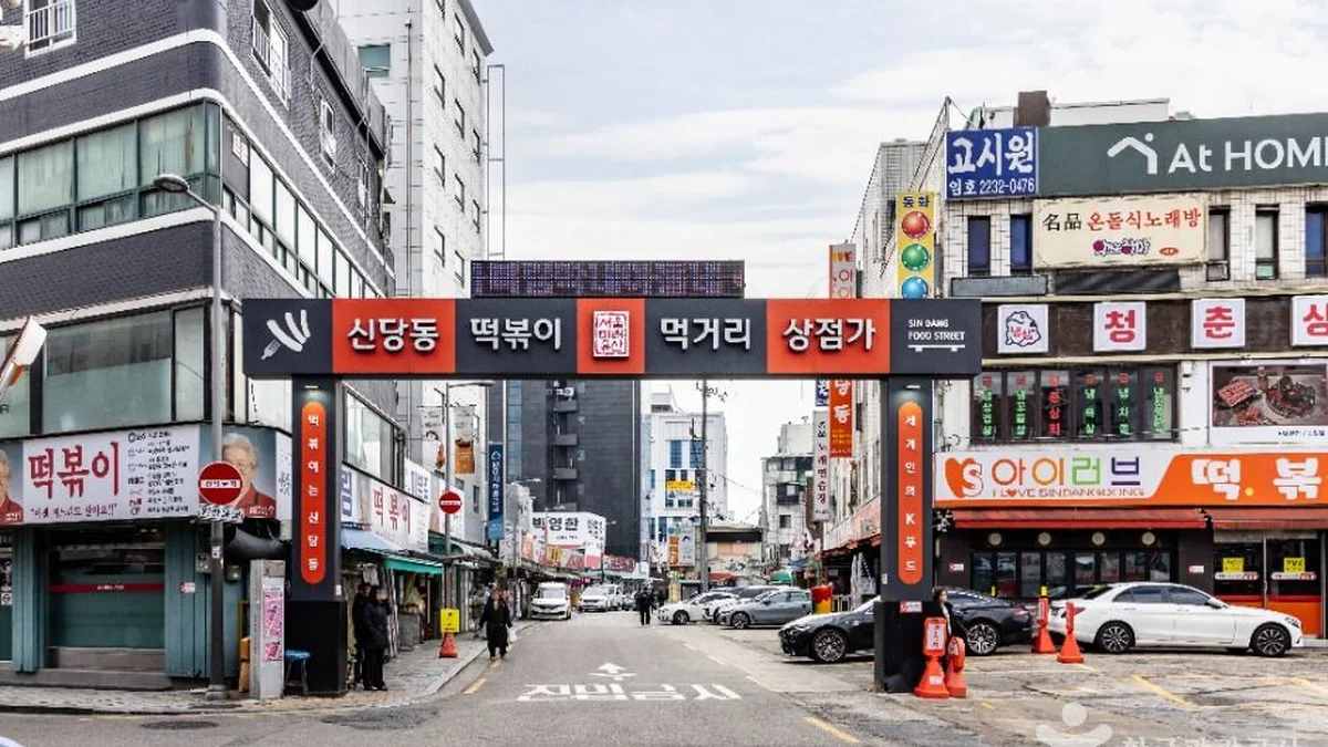 “500m 골목이 떡볶이 성지라고?”… 서울의 길거리 음식 명소