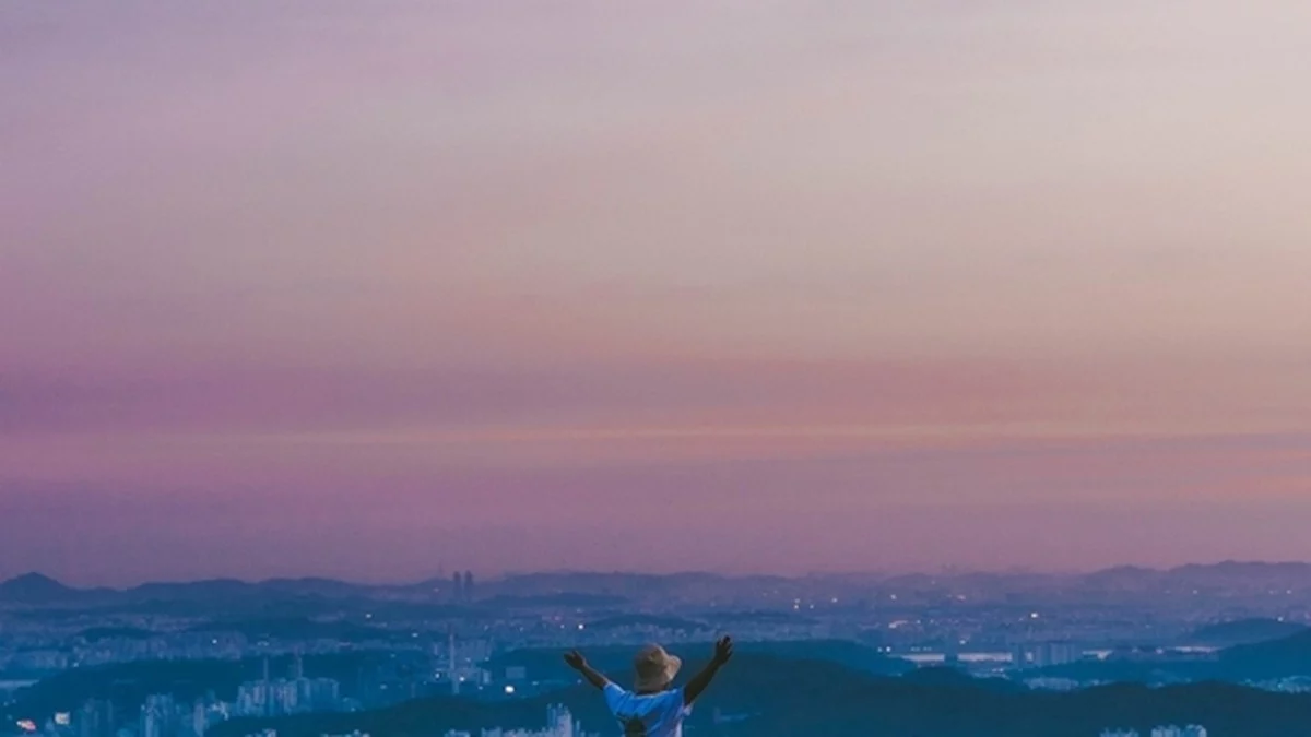 “족두리봉 일출, 진짜 이런 뷰가 가능해?”… 서울 전경 감상 명소