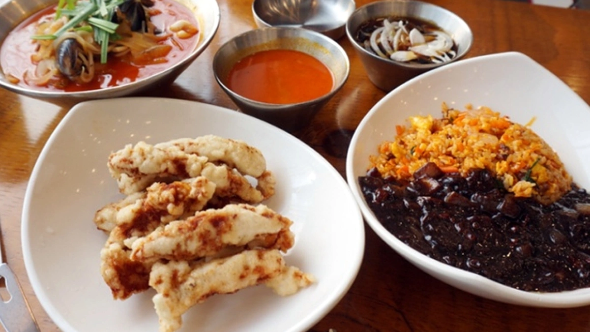 “방이동 그 좁은 골목에서 이런 진짜 맛이라니?”… 독창적 소스와 전통 그림이 어우러진 명소