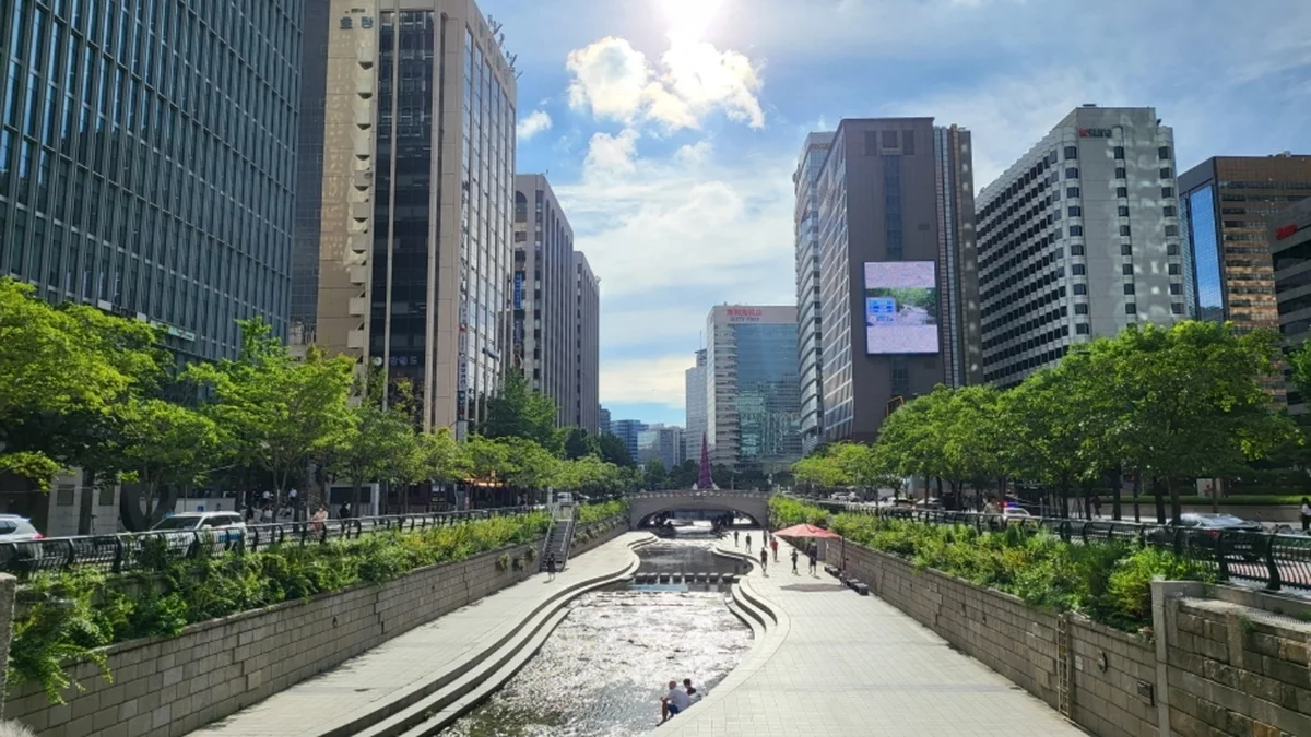 “도심 한복판에 11km 자연 산책로가 있다니!”… 서울의 변화무쌍한 매력 청계천 명소