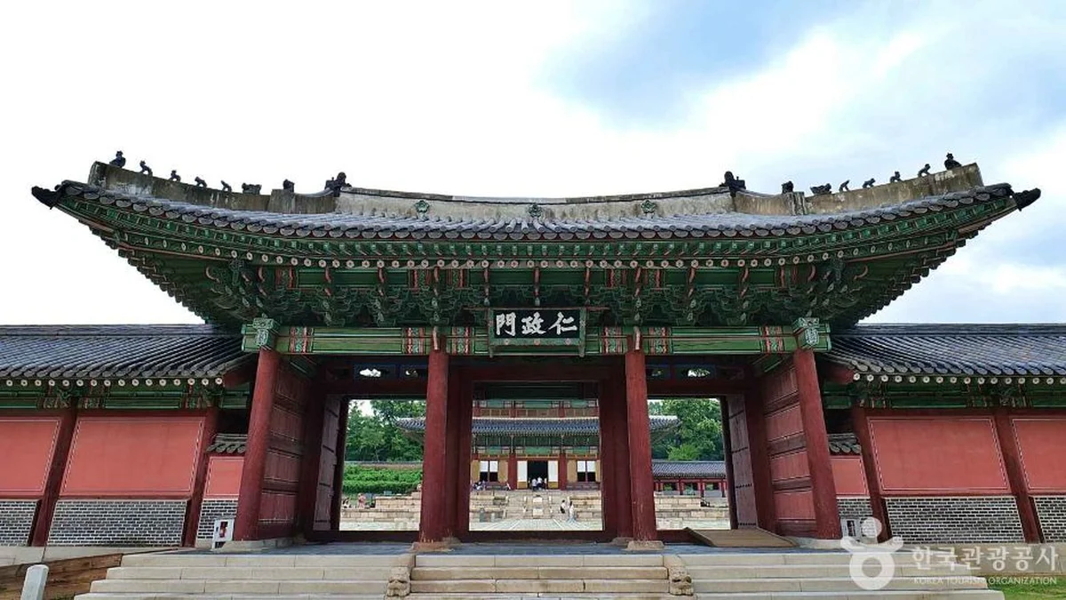 “445,000㎡ 규모의 궁궐이 도심 한복판에?”… 봄마다 벚꽃 만발하는 역사 명소