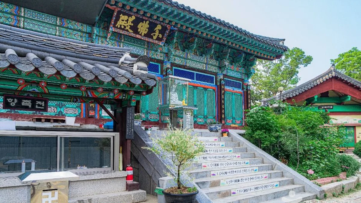“성북구 끝에 이런 고요한 사찰이 있다니”… 나무와 돌로 만든 전통 건축물 매력 여행지