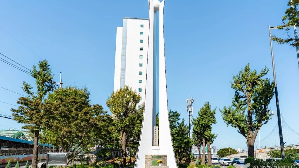 “높이 15미터 탑이 이렇게 경외감을 주다니”… 도심 속의 반공순국용사 위령탑 명소
