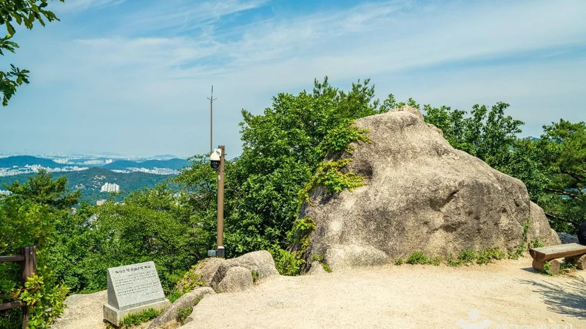 “고요함이 이렇게 좋았다니”… 342m 백악마루 산책 명소
