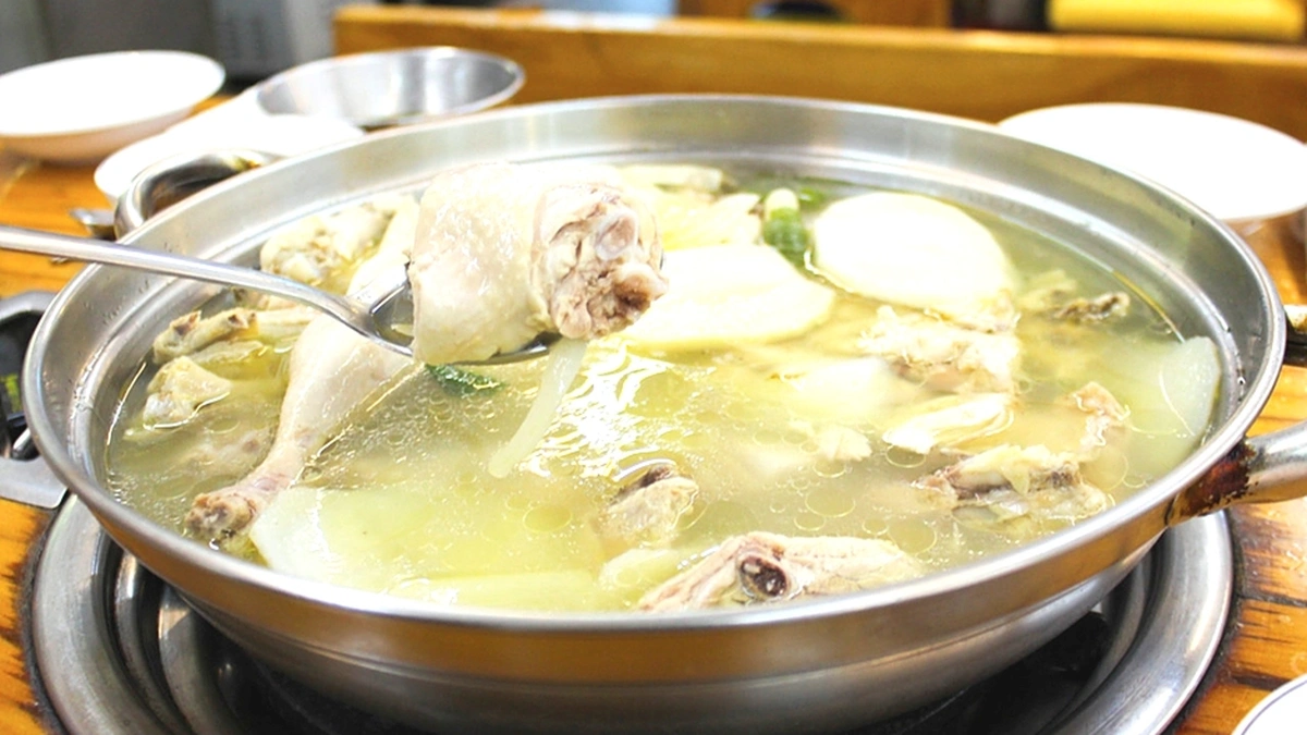 “뜨끈한 국물로 진짜 유명하다니!”… 서울 강남 30명 수용 원조닭한마리 명소