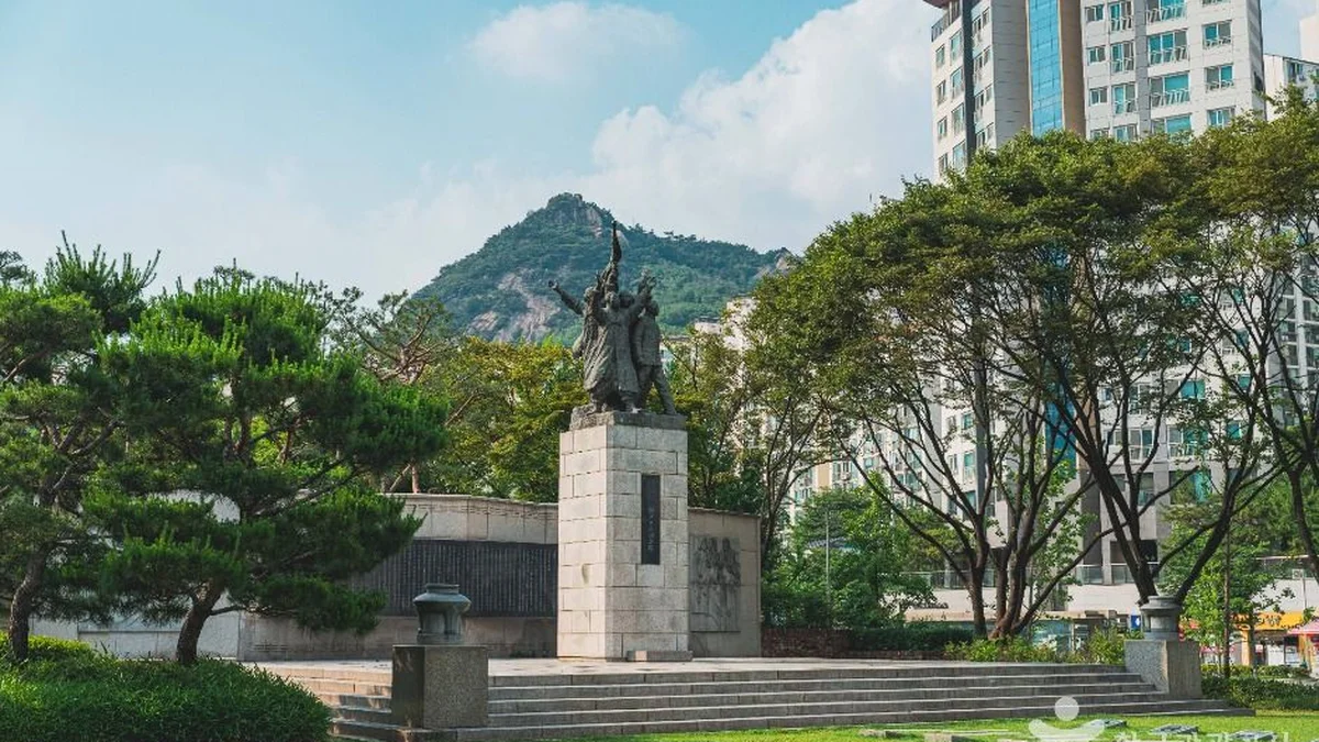 “15m 높이의 독립 염원이 이렇게 웅장하다니…”… 서울 서대문구의 역사 깊은 명소