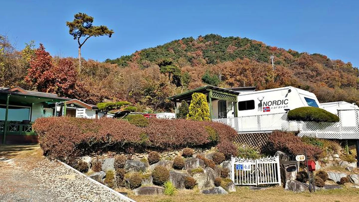 “15km 떨어진 여유로운 휴식 명소라니?”… 충주호와 산세가 한눈에 펼쳐지는 충주 노르딕 민박 명소