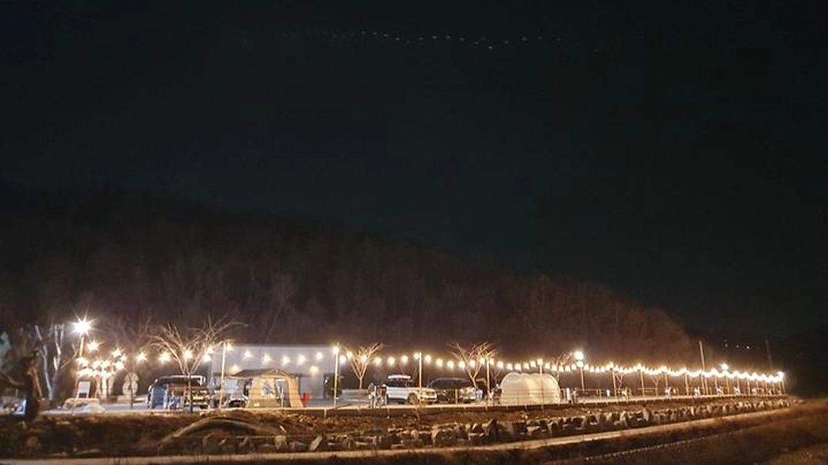 “어린이도 뛸 수 있는 잔디밭이 이렇게 넓다고?”… 해발 300m 상쾌한 바람 솔솔 부는 캠핑 명소