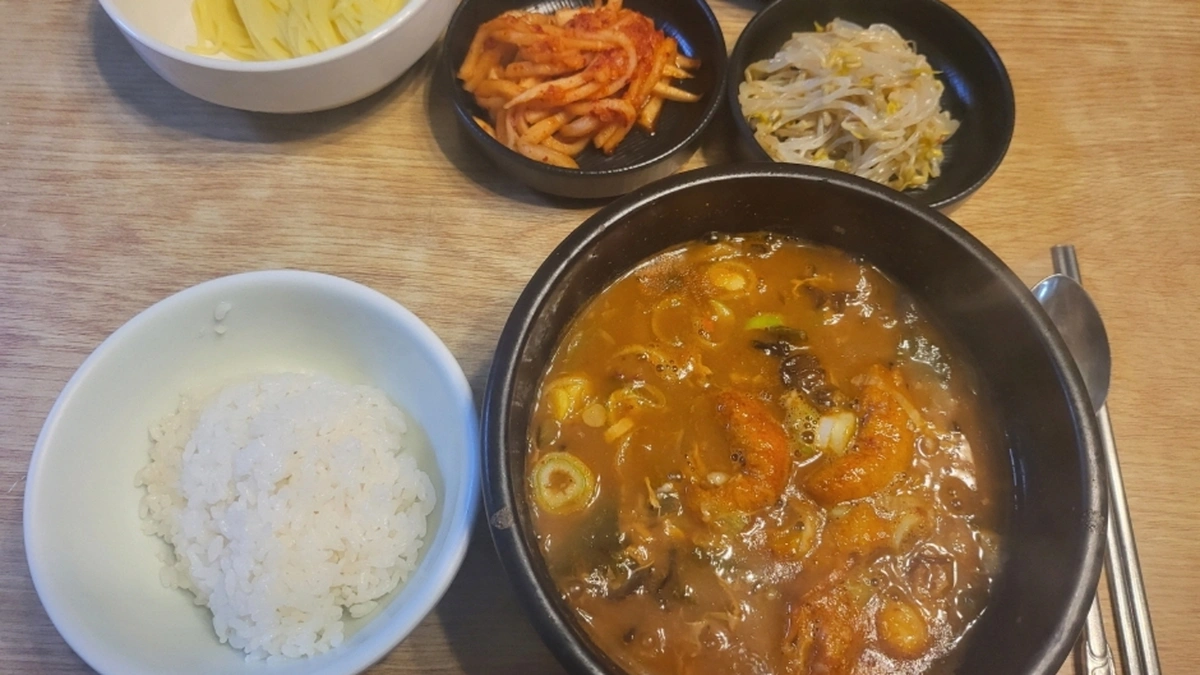 “서울 한복판에 이런 곳이?”… 50평 카페의 전통과 현대 공존 여행지